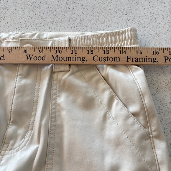 American Eagle Faux Leather Cream Elastic High Waisted Cargo Pants Size 8 Long - Picture 6 of 15